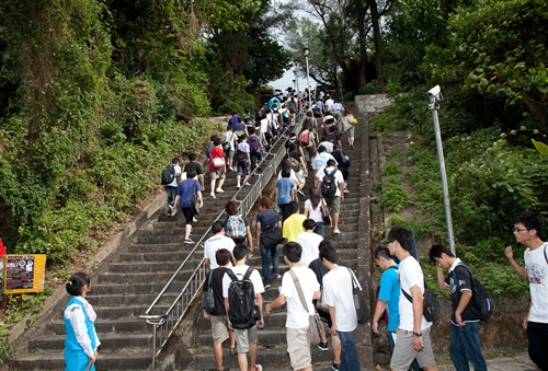 新淡江人登克難坡，本校99學年度新生開學典禮暨入學講習於淡水校園隆重舉行。