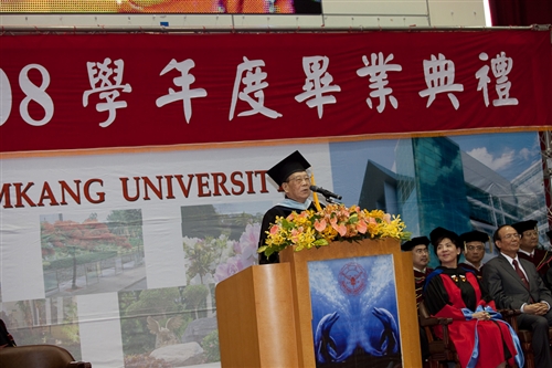 本校98學年度畢業典禮在淡水校園紹謨紀念體育館舉行，校長張家宜以「虎崗風雅林美化雨黌宮甲子春，學成啟航縱橫天下菁莪萬世秋」期勉每一位畢業生，秉持企業最愛的DNA，開創一番「淡江以你為榮」的榮耀。