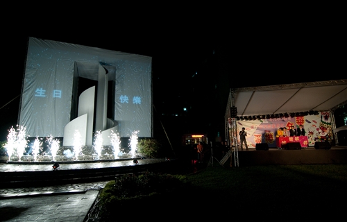 淡水校園「傳燈傳心」與蘭陽校園「燈峰照吉」點燈活動，全體教職員工生同慶學校60大壽。