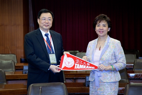 大陸廣州大學易佐永黨委書記等一行12人蒞校參訪，本校張家宜校長於驚聲國際會議廳主持簡報及座談，兩校針對進一步學術合作交流事宜進行熱烈的討論。