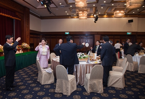 「川台高校校長論壇」四川代表團之四川大學謝和平校長等一行33人蒞校參訪，本校張家宜校長於驚聲國際會議廳主持簡報及座談，針對學術、教育等議題進行交流。