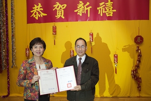 本校98年度歲末聯歡會在淡水校園學生活動中心熱鬧登場，豐富的摸彩品及多元具有特色的民俗技藝、箏胡、舞蹈、歌唱等表演，讓全校教職員工及退休人員High到最高點。