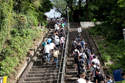 新淡江人登克難坡，本校99學年度新生開學典禮暨入學講習於淡水校園隆重舉行。