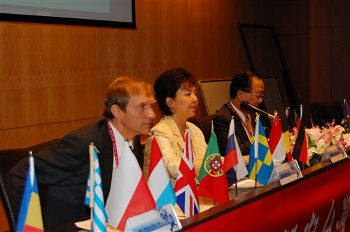 本校歐洲研究所、歐洲聯盟研究中心與臺灣歐洲聯盟中心共同舉辦「2010歐洲聯盟與台灣：經貿關係前瞻研討會」，討論歐盟全球經貿角色、歐元區經濟實力、歐洲金融市場與台歐經貿關係等，讓推動學者教授有實務與理論的交流，提出建言並擴展對歐洲之良好形象。