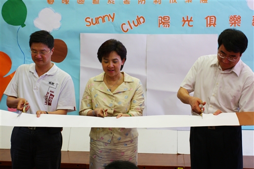 春暉週暨菸害防制成果展於覺軒花園教室陽光展開，張家宜校長親臨會場主持開幕式，並帶領師長剪掉長型拒菸，展現本校「向菸說不、健康邁步」的決心。