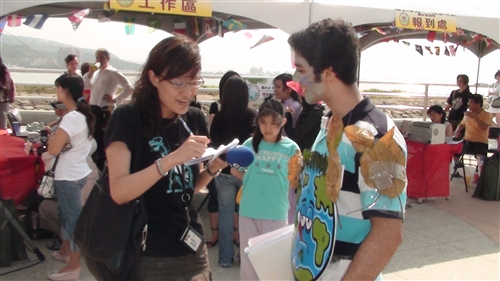 本校中華語文研習班的土耳其學生古艾柏，參加「拯救地球大作戰—2010外籍人士說國台語演講比賽」，以一口流利的國台語雙聲帶，打敗170餘位參賽的外籍人士，勇得冠軍。