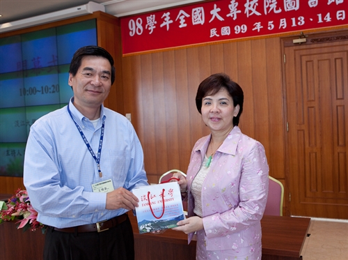 「98學年度全國大專校院圖書館館長聯席會」，邀集175所大專校院與軍警學校圖書館館長齊聚五虎崗，針對當前大專院校圖書館的經營、行政協調及發展趨勢等主題，進行交流與研討，以提升各校圖書館提升整體競爭力。