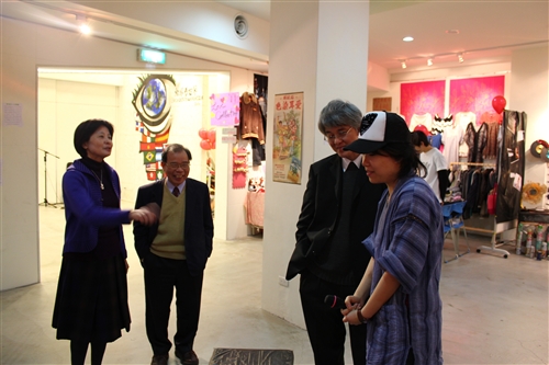 「2010年僑居地文物展」本週在黑天鵝展示廳熱鬧展出，僑生一連串的精彩表演、觀光景點及美食等介紹，展現出各國文物之特色，並讓與會者充分體驗各國的節慶及文化。