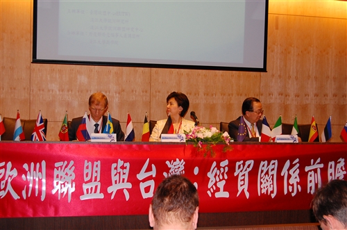 本校歐洲研究所、歐洲聯盟研究中心與臺灣歐洲聯盟中心共同舉辦「2010歐洲聯盟與台灣：經貿關係前瞻研討會」，討論歐盟全球經貿角色、歐元區經濟實力、歐洲金融市場與台歐經貿關係等，讓推動學者教授有實務與理論的交流，提出建言並擴展對歐洲之良好形象。