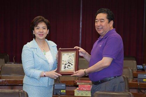 「川台高校校長論壇」四川代表團之四川大學謝和平校長等一行33人蒞校參訪，本校張家宜校長於驚聲國際會議廳主持簡報及座談，針對學術、教育等議題進行交流。