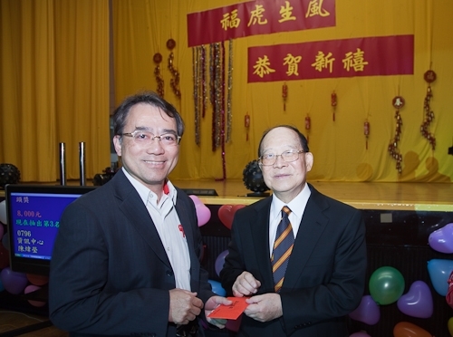 本校98年度歲末聯歡會在淡水校園學生活動中心熱鬧登場，豐富的摸彩品及多元具有特色的民俗技藝、箏胡、舞蹈、歌唱等表演，讓全校教職員工及退休人員High到最高點。