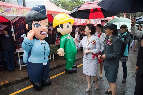 國際事務與戰略研究所與國防部合作舉辦「淡江一甲子行動－全民國防暨軍武大展」。