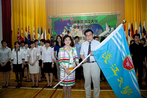 「99學年度淡江大學學生出國留學暨國際青年大使交流團授旗典禮」，於淡水校園學生活動中心舉行，460餘名學生們將帶著師長們滿滿的祝福，起航出海到實體環境，學習多元文化與語言及累積生命能量。