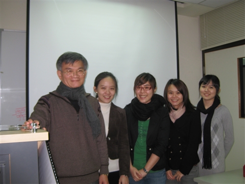 本校西班牙語文學系林盛彬副教授接連獲得西班牙、法國及台灣的3個跨領域博士學位，並為本校第1位透過姊妹校雙學位合作計畫取得雙博士之最佳典範。