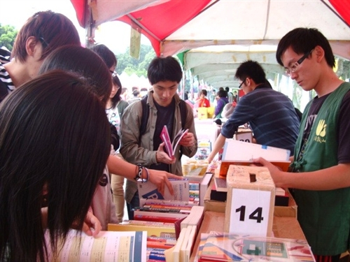「2010春季北區大學校際聯合愛心勸募義賣活動」於本週在海報街展開，義賣所得全數捐予罕見疾病基金會等社會福利慈善機構。
