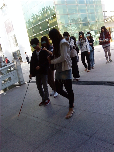 「校園與社區服務學習」課程，一般生與視障生共體「健康校園」。