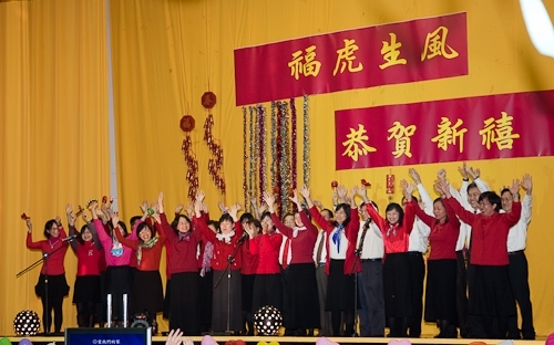 本校98年度歲末聯歡會在淡水校園學生活動中心熱鬧登場，豐富的摸彩品及多元具有特色的民俗技藝、箏胡、舞蹈、歌唱等表演，讓全校教職員工及退休人員High到最高點。