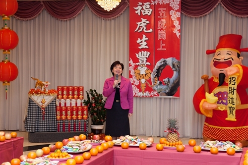 本校庚寅年新春團拜茶會於2月19日（星期五）上午10時在淡水校園覺生國際會議廳舉行，團拜活動由校長張家宜主持，祝賀全體同仁在新的一年生龍活虎、如虎添翼、身體健康。