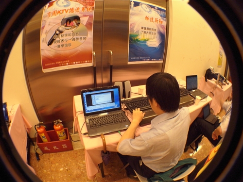 盲生資源中心與電信業者舉辦「無障EYE資訊圓夢成果展」，分享視障者如何透過未盲的心，「看」見世界最美麗的風景、打出e片天及開啟e生路。