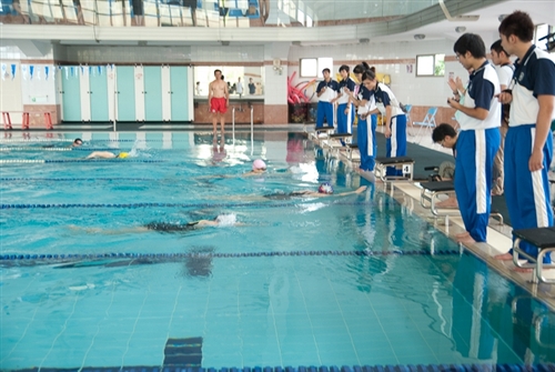 為歡慶淡江一甲子，60週年校慶籌備委員會「體育活動組」舉辦「水上運動會」，揭開一系列體育慶祝活動的序幕，從此讓淡江活力充沛一整年。