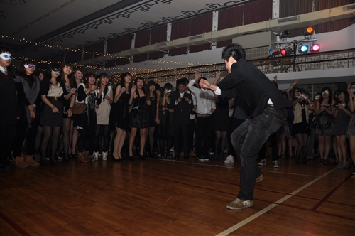 「淡江一甲子，旋轉久久，迎向100 蛋捲點燈」暨「2010白色聖誕化妝舞會」活動熱鬧登場。