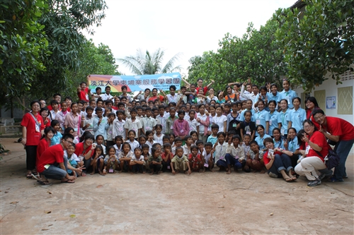 本校師生利用暑假遠赴柬埔寨進行服務學習活動。