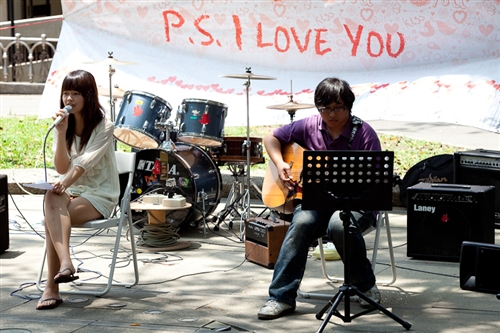 「外語週」於本週在外語大樓前、海報街展開，動人的各國舞蹈表演、各國文物美食讓全校動起來。