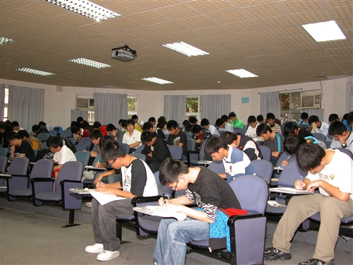 2010第五屆鍾靈化學創意競賽於3月6日在淡水校園鍾靈化學館舉行，生活化與創意設計的主題，吸引了包括建國中學、北一女中、台南一中等546位高中學生參與角逐競賽。