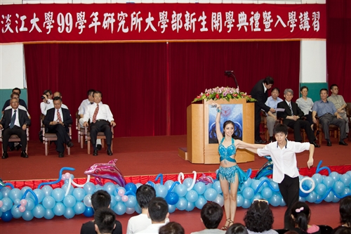 新淡江人登克難坡，本校99學年度新生開學典禮暨入學講習於淡水校園隆重舉行。