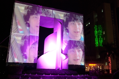 淡水校園「傳燈傳心」與蘭陽校園「燈峰照吉」點燈活動，全體教職員工生同慶學校60大壽。