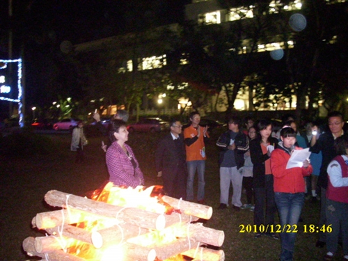 「淡江一甲子，旋轉久久，迎向100 蛋捲點燈」暨「2010白色聖誕化妝舞會」活動熱鬧登場。