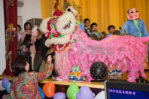 本校98年度歲末聯歡會在淡水校園學生活動中心熱鬧登場，豐富的摸彩品及多元具有特色的民俗技藝、箏胡、舞蹈、歌唱等表演，讓全校教職員工及退休人員High到最高點。