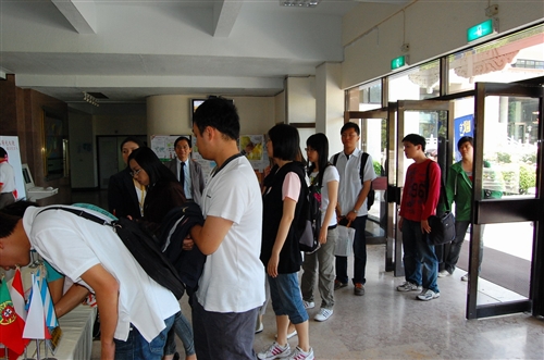 歐洲研究所、覺生紀念圖書館及歐洲聯盟研究中心，自即日起至14日聯合舉辦「第二屆歐盟週」一系列活動，包括學術研討會、歐洲主題書展、電影欣賞及講評等，加深全體教職員生對於歐洲聯盟的認識。