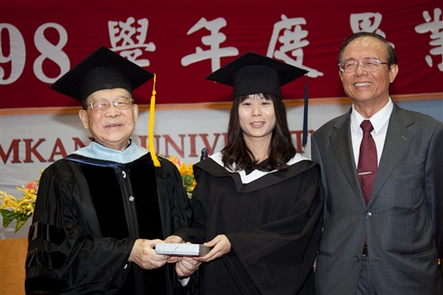 本校98學年度畢業典禮在淡水校園紹謨紀念體育館舉行，校長張家宜以「虎崗風雅林美化雨黌宮甲子春，學成啟航縱橫天下菁莪萬世秋」期勉每一位畢業生，秉持企業最愛的DNA，開創一番「淡江以你為榮」的榮耀。