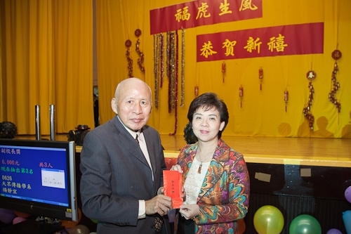 本校98年度歲末聯歡會在淡水校園學生活動中心熱鬧登場，豐富的摸彩品及多元具有特色的民俗技藝、箏胡、舞蹈、歌唱等表演，讓全校教職員工及退休人員High到最高點。