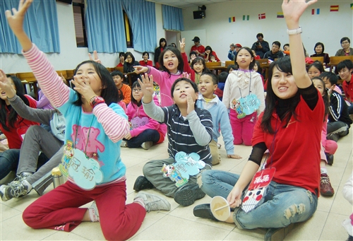 本校親善大使團在淡水校園舉辦「禮儀小兵總動員，探索世界大冒險」成長營，安排的課程包括美姿美儀、國際禮儀與說話的藝術、用餐禮儀、世界萬花筒等，教導參與學童正確的生活禮儀。