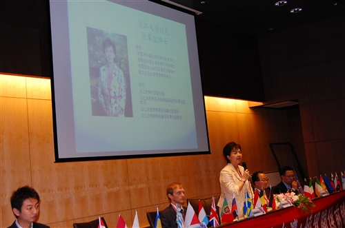 本校歐洲研究所、歐洲聯盟研究中心與臺灣歐洲聯盟中心共同舉辦「2010歐洲聯盟與台灣：經貿關係前瞻研討會」，討論歐盟全球經貿角色、歐元區經濟實力、歐洲金融市場與台歐經貿關係等，讓推動學者教授有實務與理論的交流，提出建言並擴展對歐洲之良好形象。