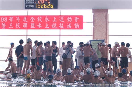 為歡慶淡江一甲子，60週年校慶籌備委員會「體育活動組」舉辦「水上運動會」，揭開一系列體育慶祝活動的序幕，從此讓淡江活力充沛一整年。