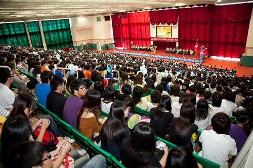 新淡江人登克難坡，本校99學年度新生開學典禮暨入學講習於淡水校園隆重舉行。