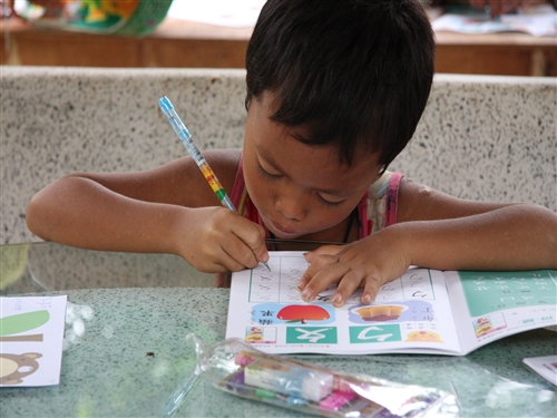 本校柬埔寨服務學習團利用寒假再度前往柬埔寨嗊布省蓮花市，進行中文、電腦教學的海外志工服務，展現學生專業知識與技能，提供有價值之服務，拓展生命的寬度。