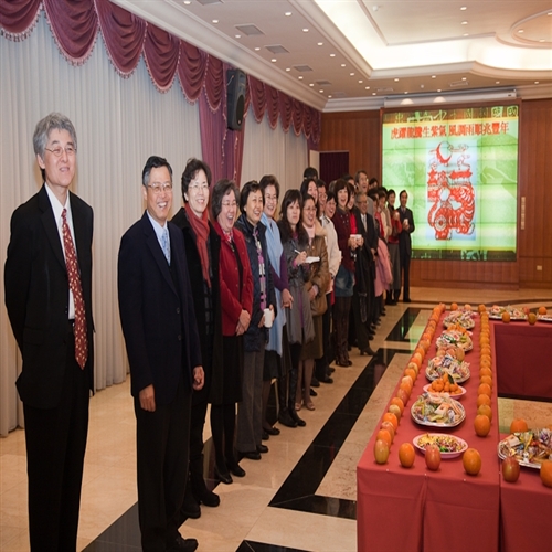 本校庚寅年新春團拜茶會於2月19日（星期五）上午10時在淡水校園覺生國際會議廳舉行，團拜活動由校長張家宜主持，祝賀全體同仁在新的一年生龍活虎、如虎添翼、身體健康。