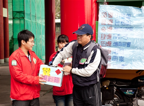 「全校觀音山健行」活動，教職員生體驗山脈之美。