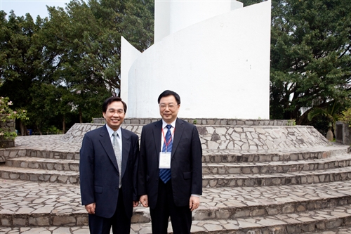 大陸廣州大學易佐永黨委書記等一行12人蒞校參訪，本校張家宜校長於驚聲國際會議廳主持簡報及座談，兩校針對進一步學術合作交流事宜進行熱烈的討論。