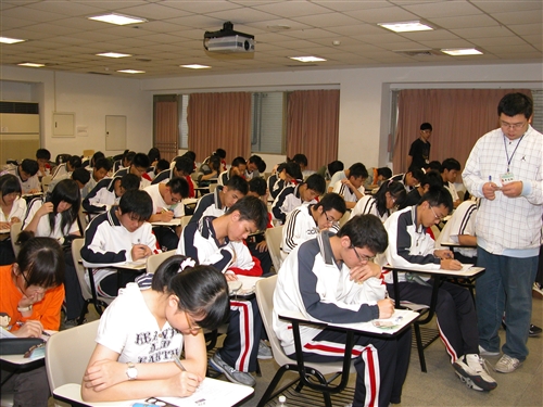 2010第五屆鍾靈化學創意競賽於3月6日在淡水校園鍾靈化學館舉行，生活化與創意設計的主題，吸引了包括建國中學、北一女中、台南一中等546位高中學生參與角逐競賽。