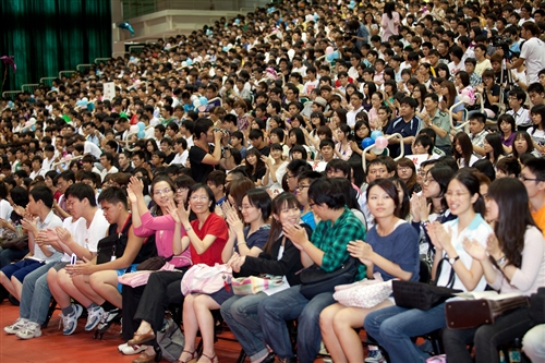 新淡江人登克難坡，本校99學年度新生開學典禮暨入學講習於淡水校園隆重舉行。