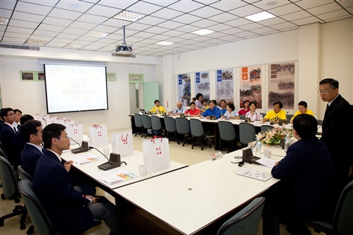 香港中文大學體育部盧遠昌主任等一行10人蒞校參訪，兩校體育主管及教師針對彼此的體育現況及特色進行熱烈討論，為日後體育合作交流奠定良好的基礎。