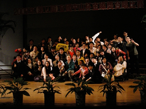 由本校合唱團與校友組成之「淡江大學校友合唱團」，日前參加第14屆全國中山杯金嗓獎合唱比賽，以活潑的元素與創新點子，從26組參賽的合唱團中脫穎而出，勇奪冠軍。