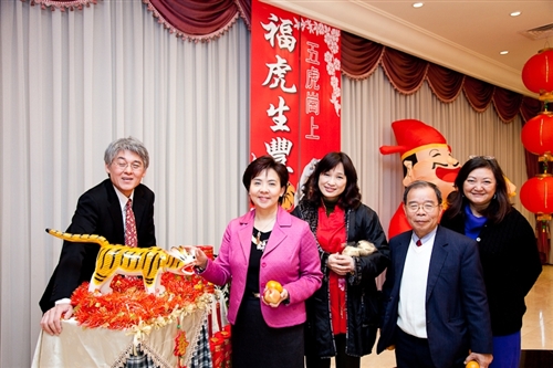 本校庚寅年新春團拜茶會於2月19日（星期五）上午10時在淡水校園覺生國際會議廳舉行，團拜活動由校長張家宜主持，祝賀全體同仁在新的一年生龍活虎、如虎添翼、身體健康。