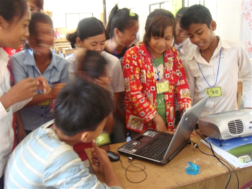 本校柬埔寨服務學習團利用寒假再度前往柬埔寨嗊布省蓮花市，進行中文、電腦教學的海外志工服務，展現學生專業知識與技能，提供有價值之服務，拓展生命的寬度。
