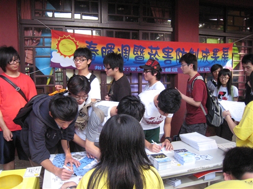 春暉週暨菸害防制成果展於覺軒花園教室陽光展開，張家宜校長親臨會場主持開幕式，並帶領師長剪掉長型拒菸，展現本校「向菸說不、健康邁步」的決心。